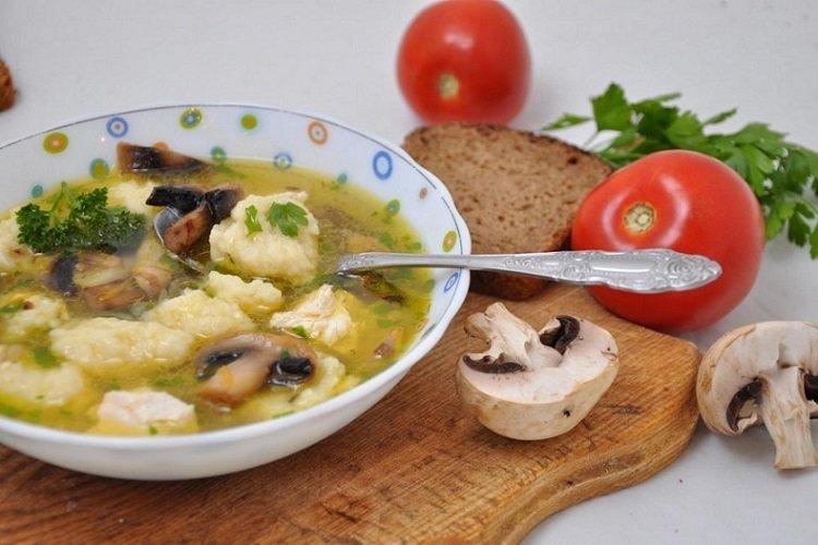 Soupe de poulet aux boulettes et champignons