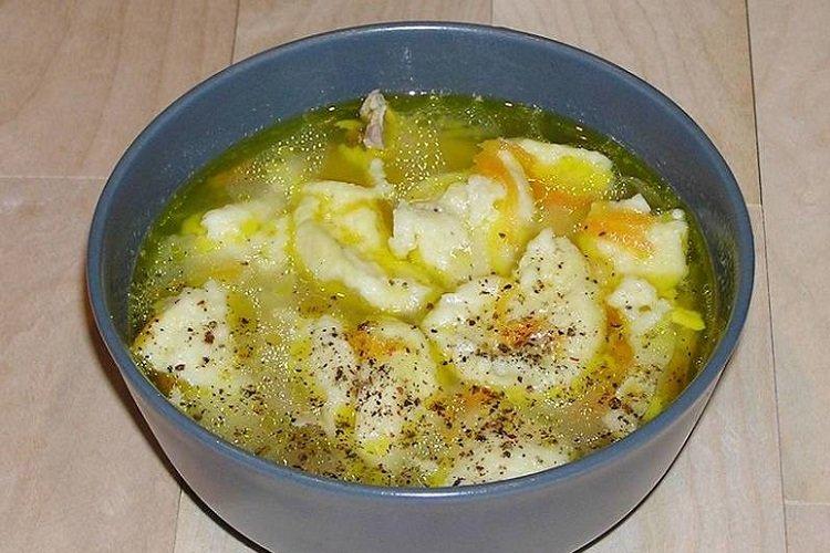 Soupe de poulet aux boulettes d'ail