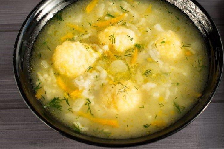 Soupe au poulet, riz et boulettes