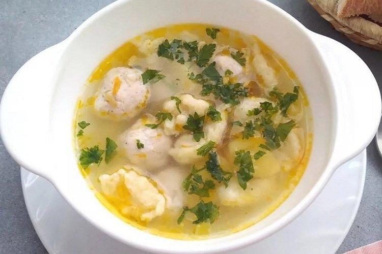 Soupe de poulet aux boulettes de fromage