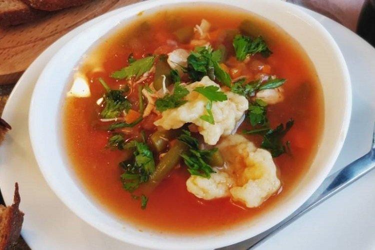 Soupe au poulet, tomate et boulettes