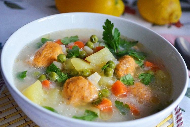Soupe de poulet au fromage et boulettes de tomates