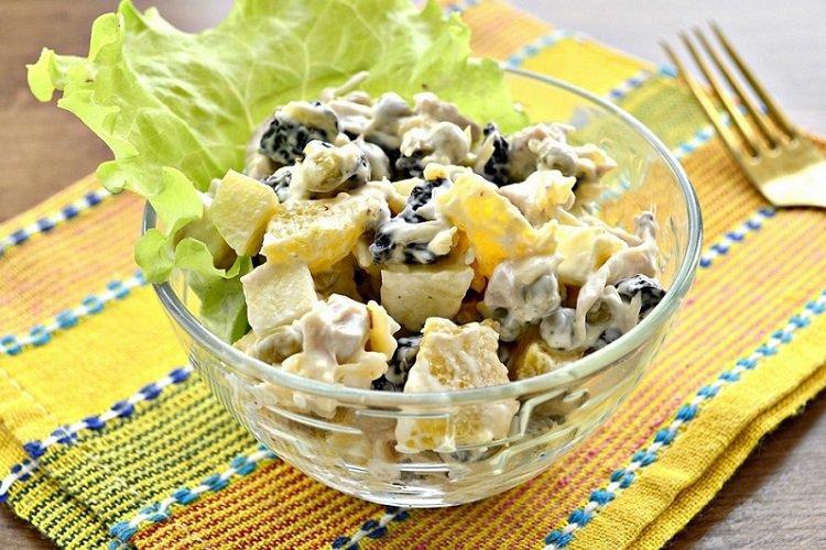 Salade de poulet, pruneaux et ananas