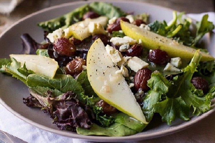 Salade de poulet, poire, pruneaux et raisins secs