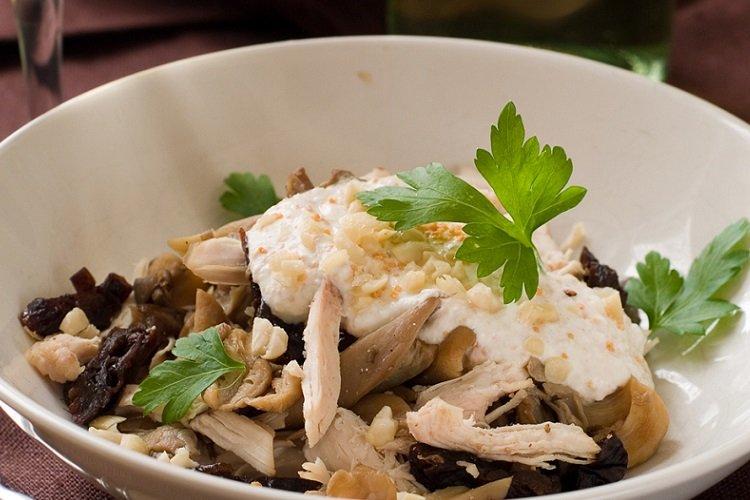 Salade de poulet aux champignons marinés et aux pruneaux