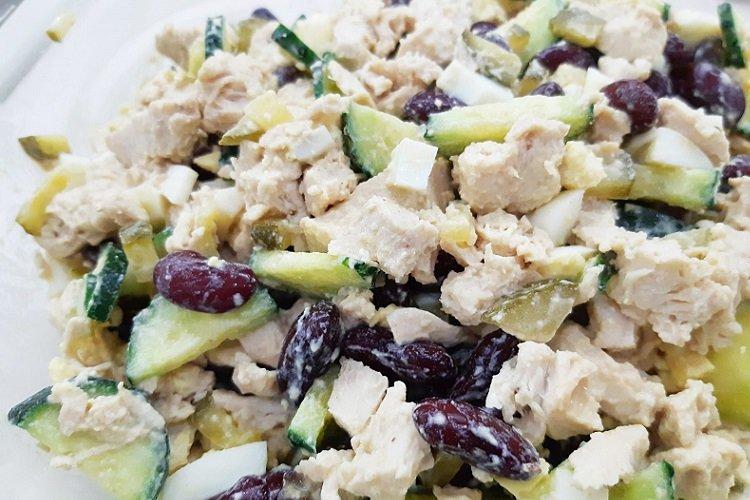 Salade de haricots au poulet et aux pruneaux