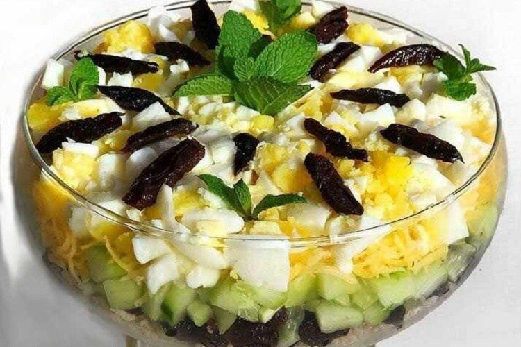 Salade de poulet, concombre, oeufs et pruneaux