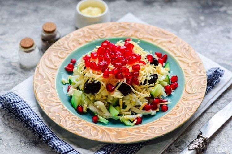 Salade de poulet à la grenade et aux pruneaux