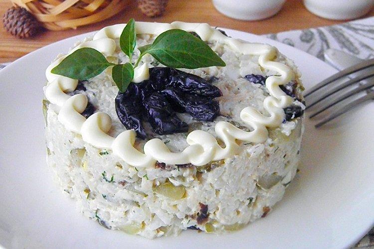 Salade de poulet, pruneaux et riz
