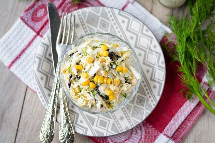 Salade de poulet, pruneaux, maïs et chou chinois