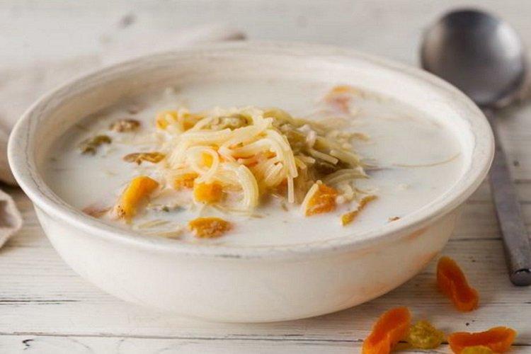 Soupe au lait avec nouilles et fruits secs