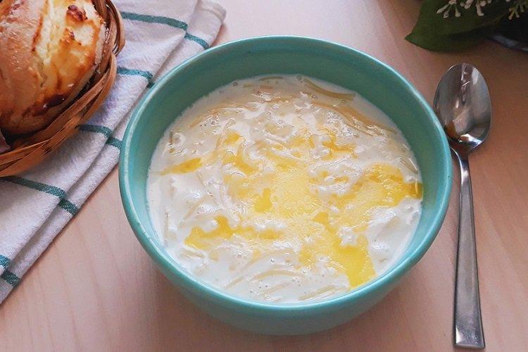 Soupe au lait avec des nouilles dans une mijoteuse