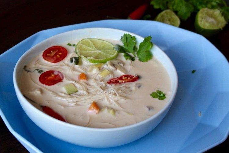 Soupe au lait avec légumes et nouilles
