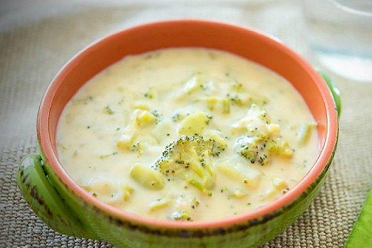 Soupe au lait avec brocoli et nouilles