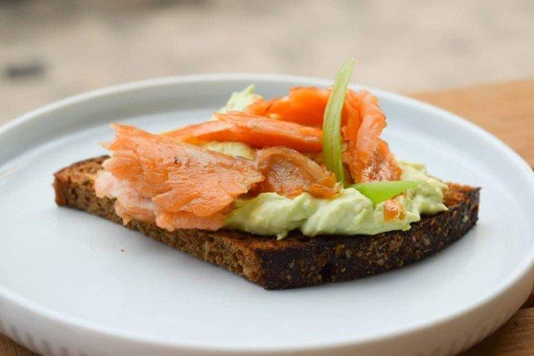 Mousse d'avocat au poisson rouge