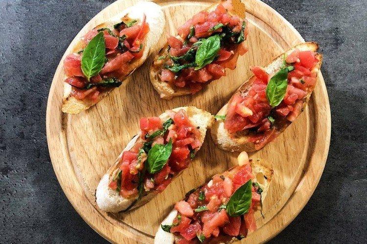 Bruschetta aux tomates et basilic