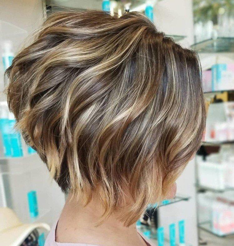 Faits saillants pour les cheveux courts 2021 - photo