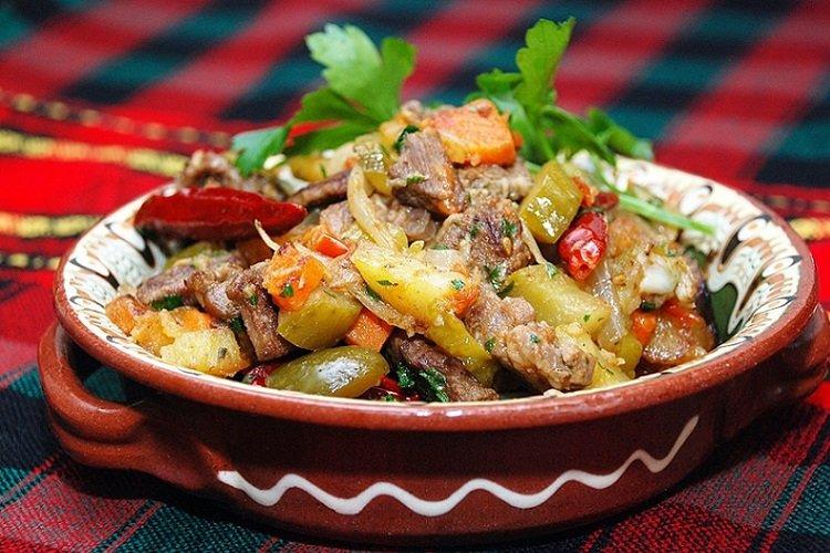 Azu de boeuf dans un bouillon de viande