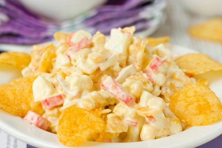 Salade de frites et bâtonnets de crabe