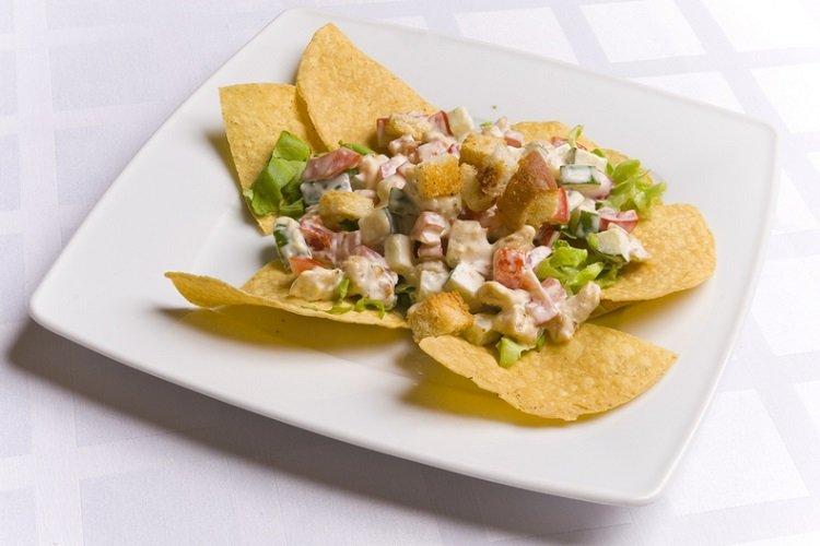 Salade de poulet, tomates et frites