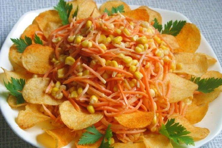 Salade de frites, carottes coréennes et champignons marinés