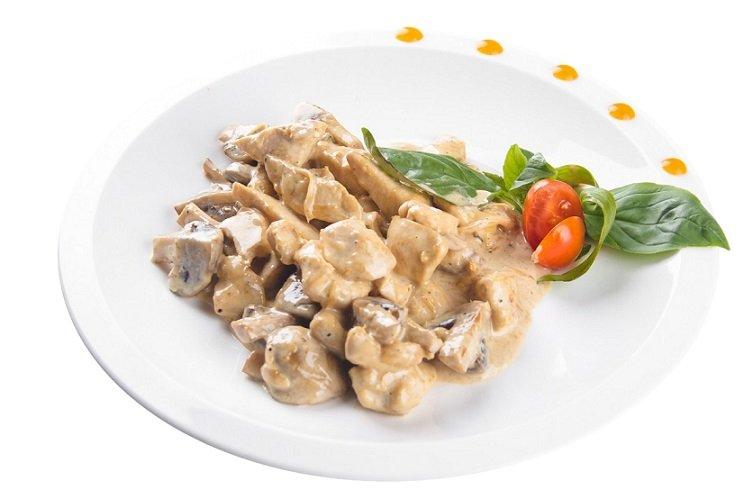 Boeuf stroganoff de poulet et champignons dans une mijoteuse