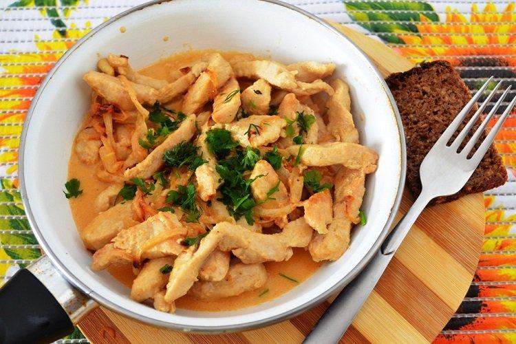 Poulet Stroganoff aux oignons et carottes