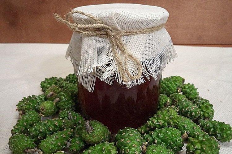 Confiture de pommes de pin vertes