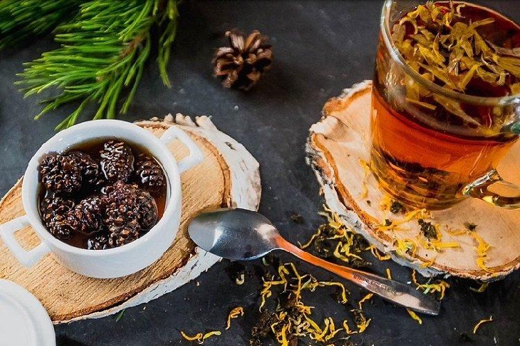 Confiture de pommes de pin au gingembre