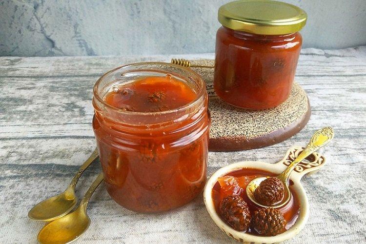 Confiture de pommes de pin et oranges