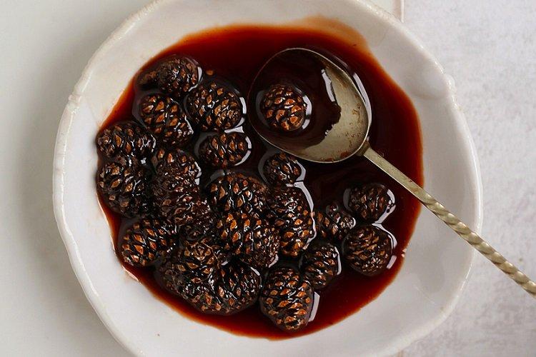 Confiture de pommes de pin aux épices