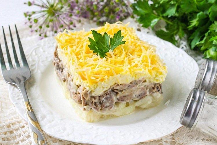 Salade étagée au bœuf et au fromage