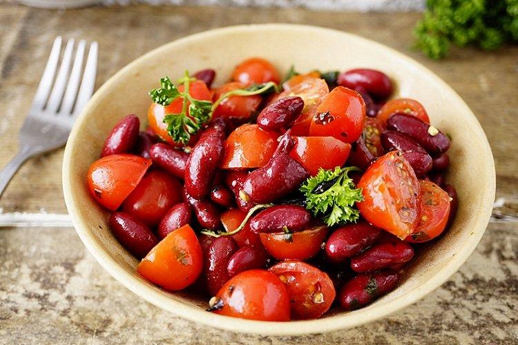 Salade de haricots rouges et tomates