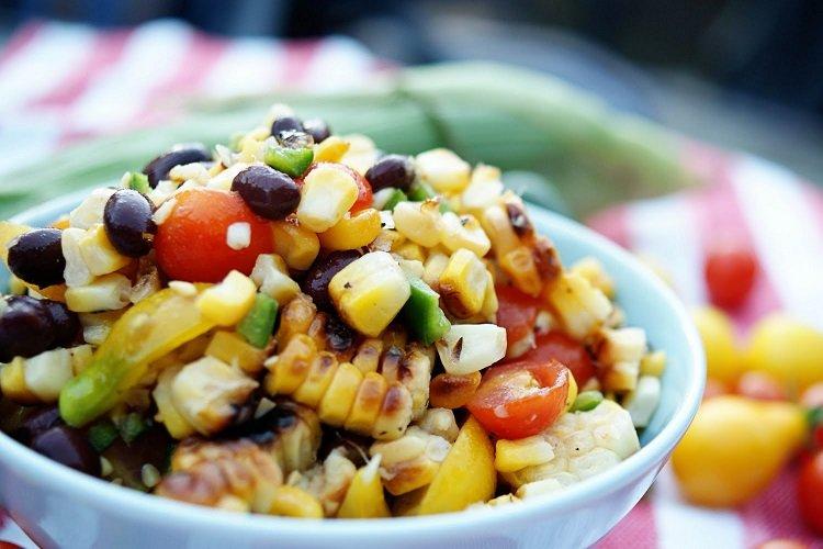 Salade de maïs grillé et haricots rouges
