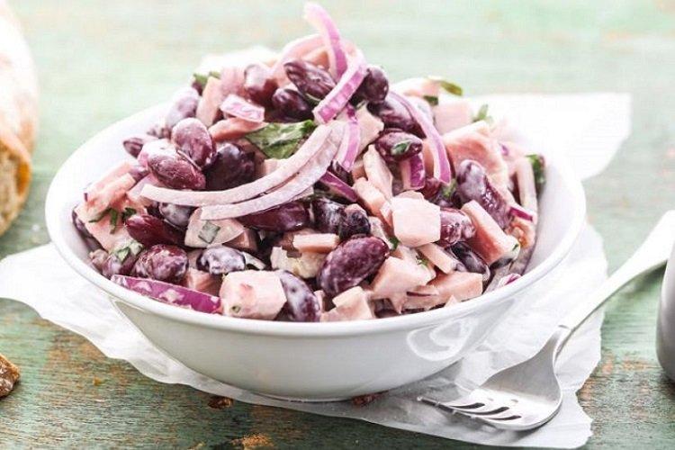 Salade de haricots rouges, jambon et oignons