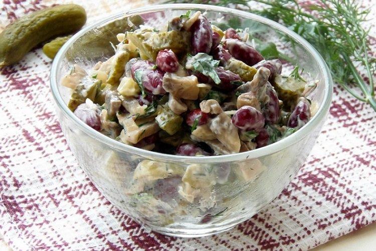 Salade aux haricots rouges et cornichons