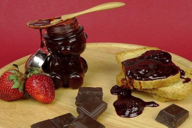 Confiture de fraises au chocolat