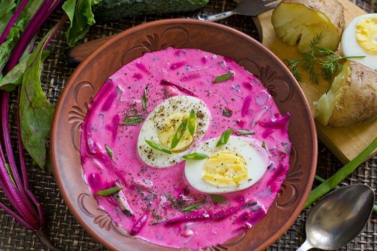 Betterave froide à la crème sure et à l'oseille