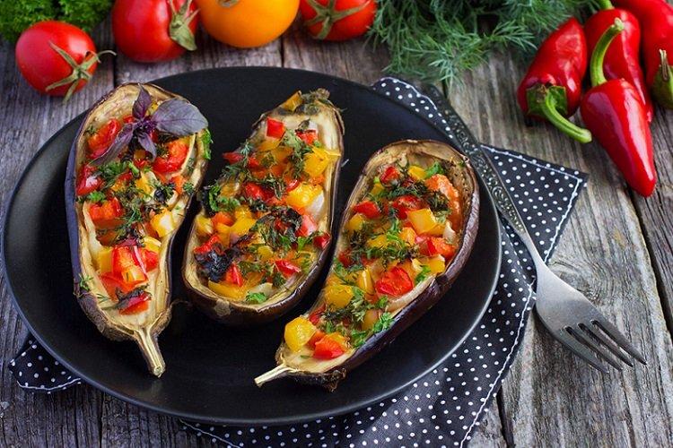 Aubergines au four avec des légumes
