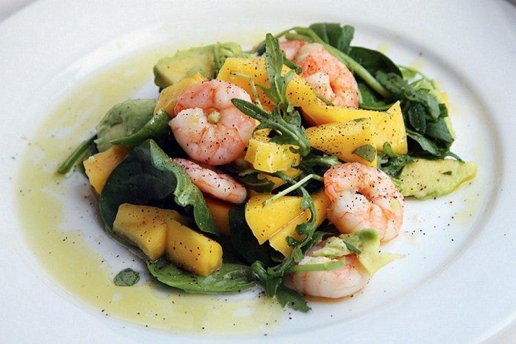 Salade de crevettes, roquette et mangue