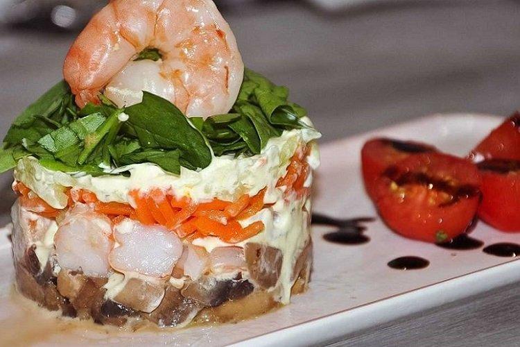Salade feuilletée aux crevettes, roquette et champignons