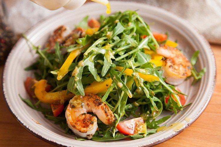 Salade de crevettes au poivron et à la roquette