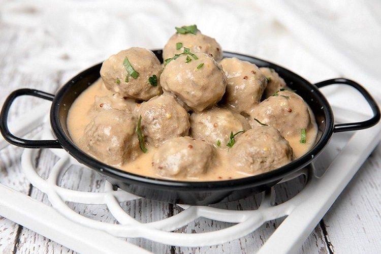 Boulettes de viande avec du pain dans une sauce à la crème sure