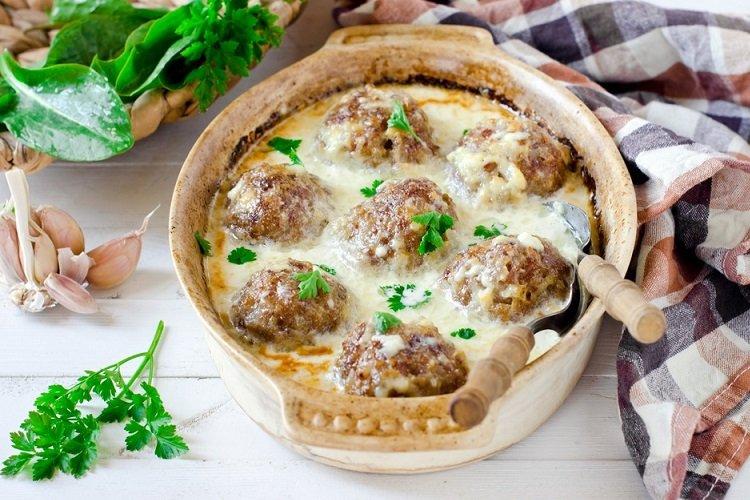 Boulettes de viande avec sauce à la crème sure en pots