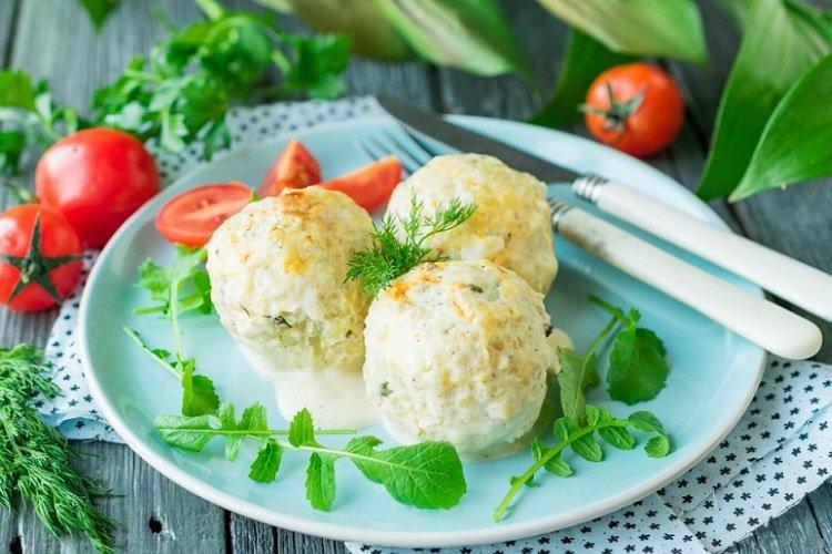 Boulettes de viande aux carottes, oignons et crème sure