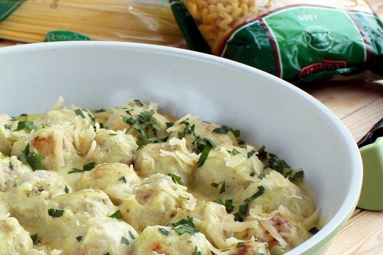 Boulettes de viande au fromage dans une sauce à la crème sure