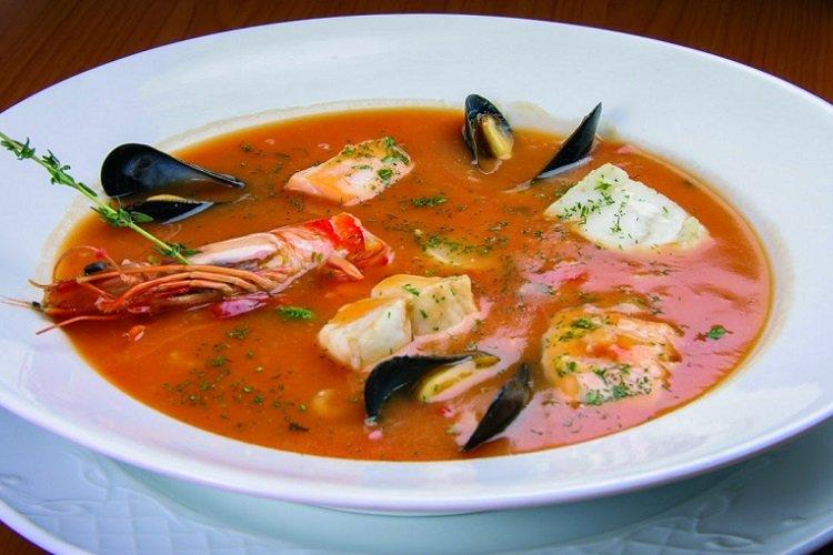 Ukha au saumon, crevettes et moules