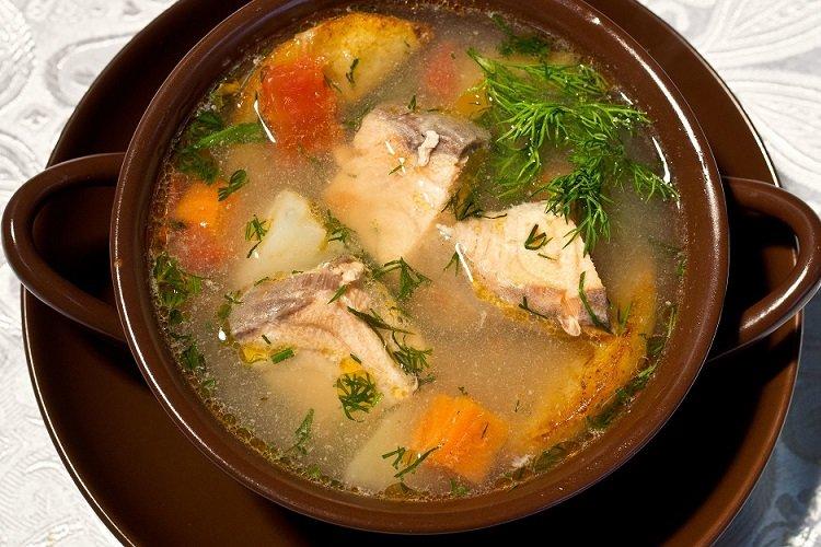 Soupe de poisson saumon au bouillon de champignons