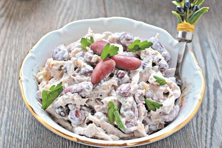 Salade de poulet aux haricots et oignons marinés