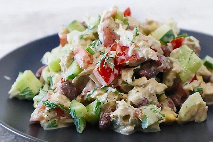 Salade de poulet aux légumes et haricots